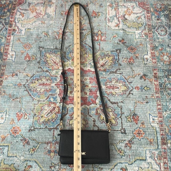 Michael Kors authentic black pebbled crossbody w/gold hardware - Picture 10 of 12